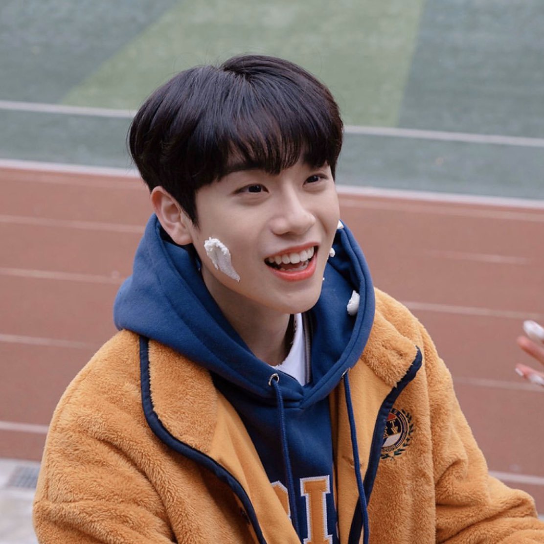 G0LDvely's tweet photo. #금동현 #강아훈
형아누나들한테 축하 잔뜩 받는 중 TT ♥ https://t.co/rArdlZo2Ht