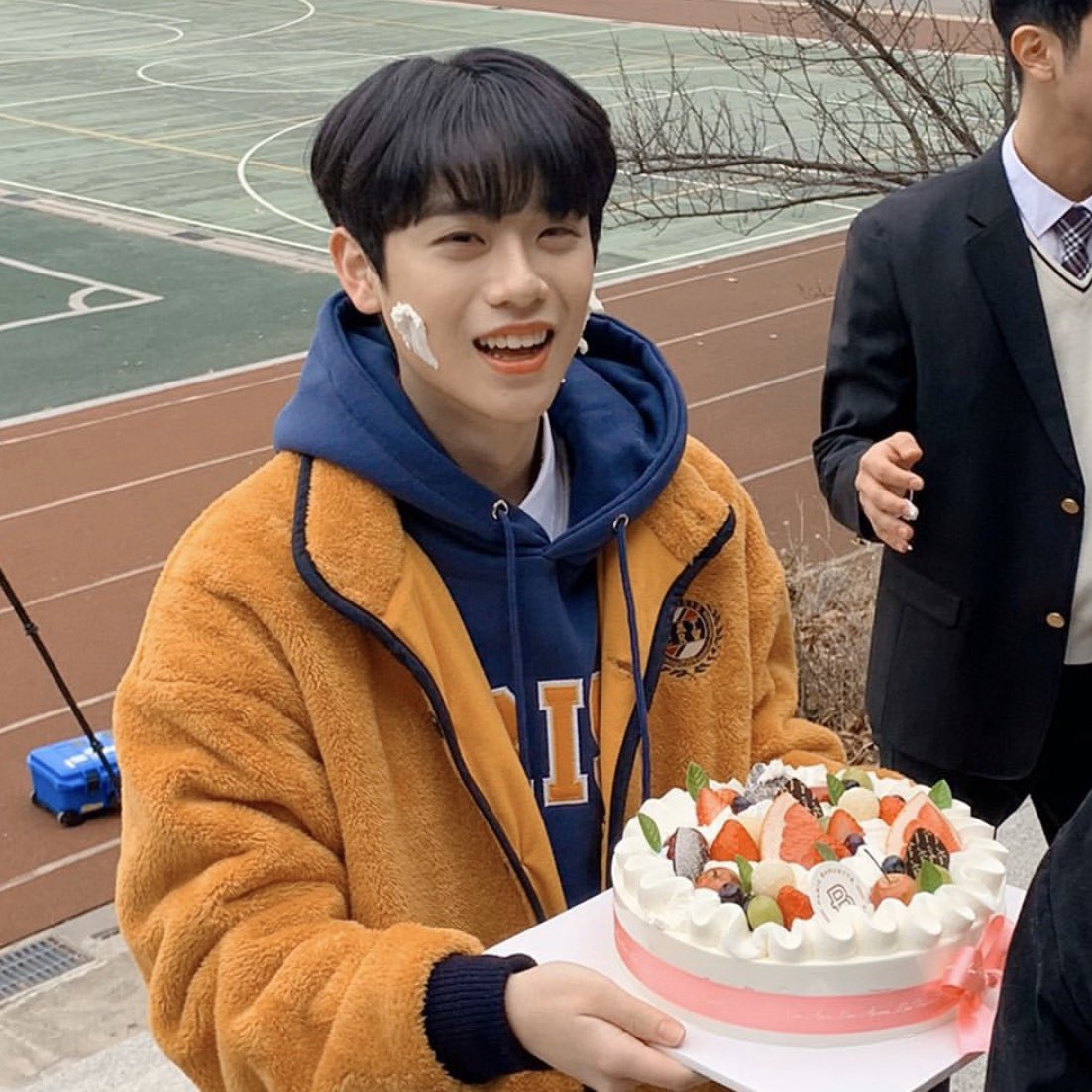 G0LDvely's tweet photo. #금동현 #강아훈
형아누나들한테 축하 잔뜩 받는 중 TT ♥ https://t.co/rArdlZo2Ht