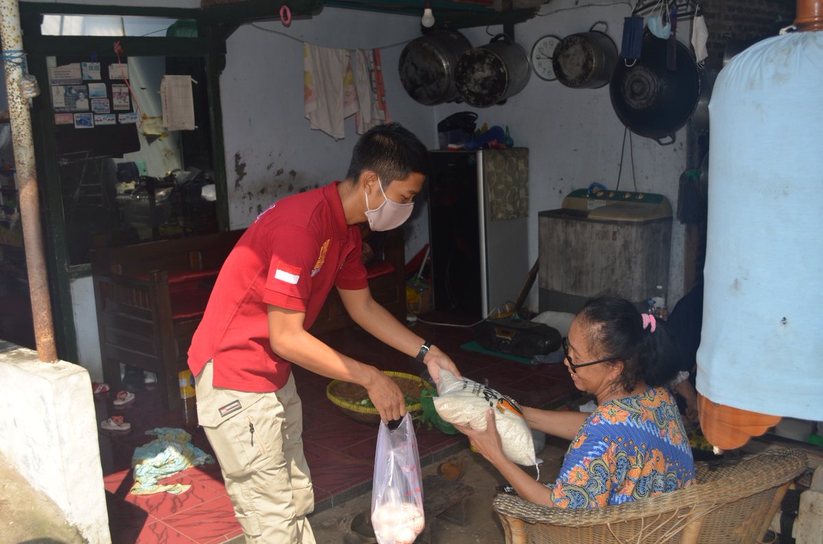 Retno51129529's tweet photo. #BaksosBersamaTNIPolri saling berbagi https://t.co/qAqJjOYCEH