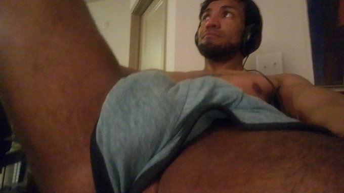 Cleaning apartment while owner has three sum in bedroom. Cum watch me jam out, tidy up and dress down<a href="/tag/naturallycrossedeyed"class="tags"><span>#naturallycrossedeyed</span></a>