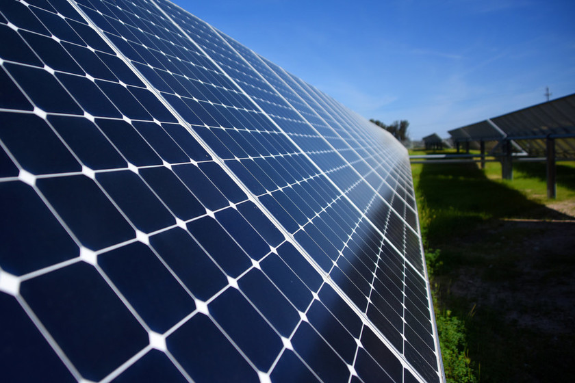 xataka's tweet photo. Una nueva técnica permite a los paneles solares "transpirar" para mejorar su eficiencia de conservación de energía https://t.co/WktgQEV99X https://t.co/6vysD4OdNN