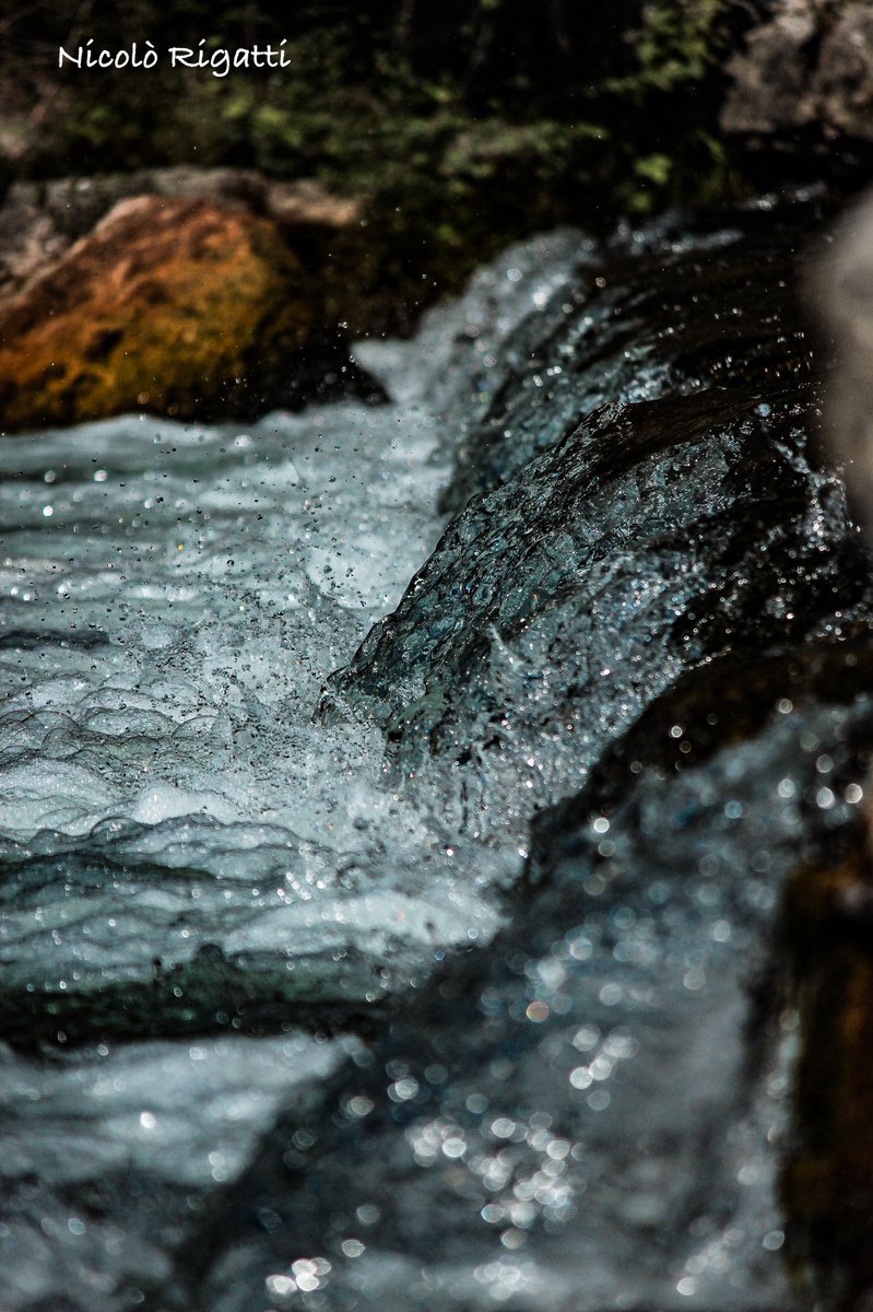 NiCkRiga89's tweet photo. Cadendo, la goccia scava la pietra, non per la sua forza, ma per la sua costanza.

#water #waterfall #nature #sound #relax #top #wow #liker #river #fresh #photo #photooftheday #canon #moment #splash #color #love #acqua #drops #outdoors #natgeo https://t.co/DJxXSxiNyE
