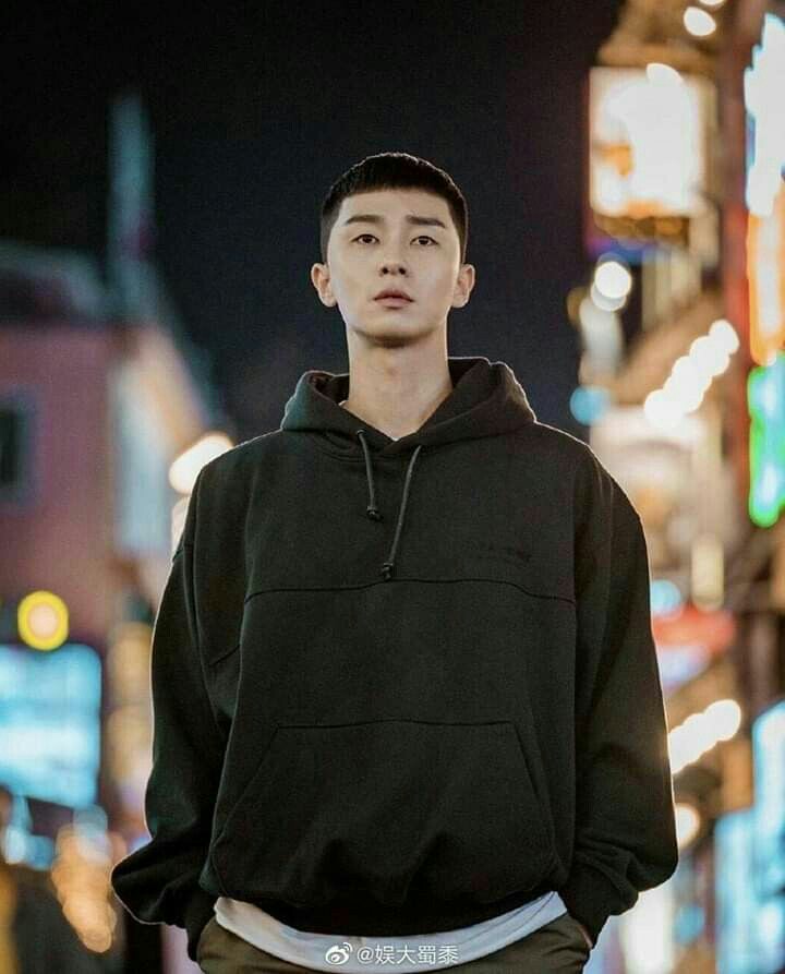  #ParkSeoJoon--Obviously blessed with god tier charms. He is one specific actor I don't cringe when he tries to be cute  His acting method is no acting tho, he let's himself be natural with the camera rolling. And I love it. 
