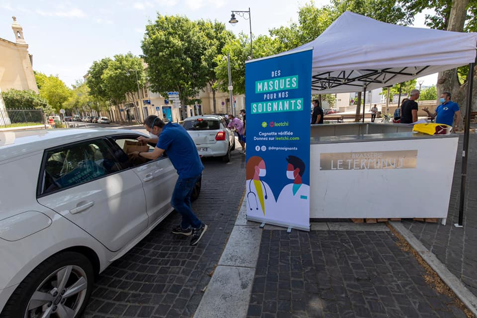 Destimed's tweet photo. #SolidariteCOVID19 à #Marseille. Grâce à la cagnotte "Des masques pour nos soignants" et ses 700 donateurs : 52 300 masques offerts à 2 698 soignants et aidants ↘️https://t.co/dYD0TpIujV 
@dmpnsoignants @FabriceRaffo https://t.co/hpwNsxu3sk