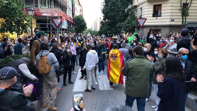 AinaVS's tweet photo. Barrio rico vs Barrio pobre

Salamanca vs la NISSAN

Unos pican con palos de golf, los otros con sus manos. Unos vulneran normas de seguridad, los otros inventan nuevas. Unos quieren salir, los otros trabajar. Unos gritan Yo, los otros exigen nosotr@s. 

Privilegio vs clase. https://t.co/w3XqLP3dqf