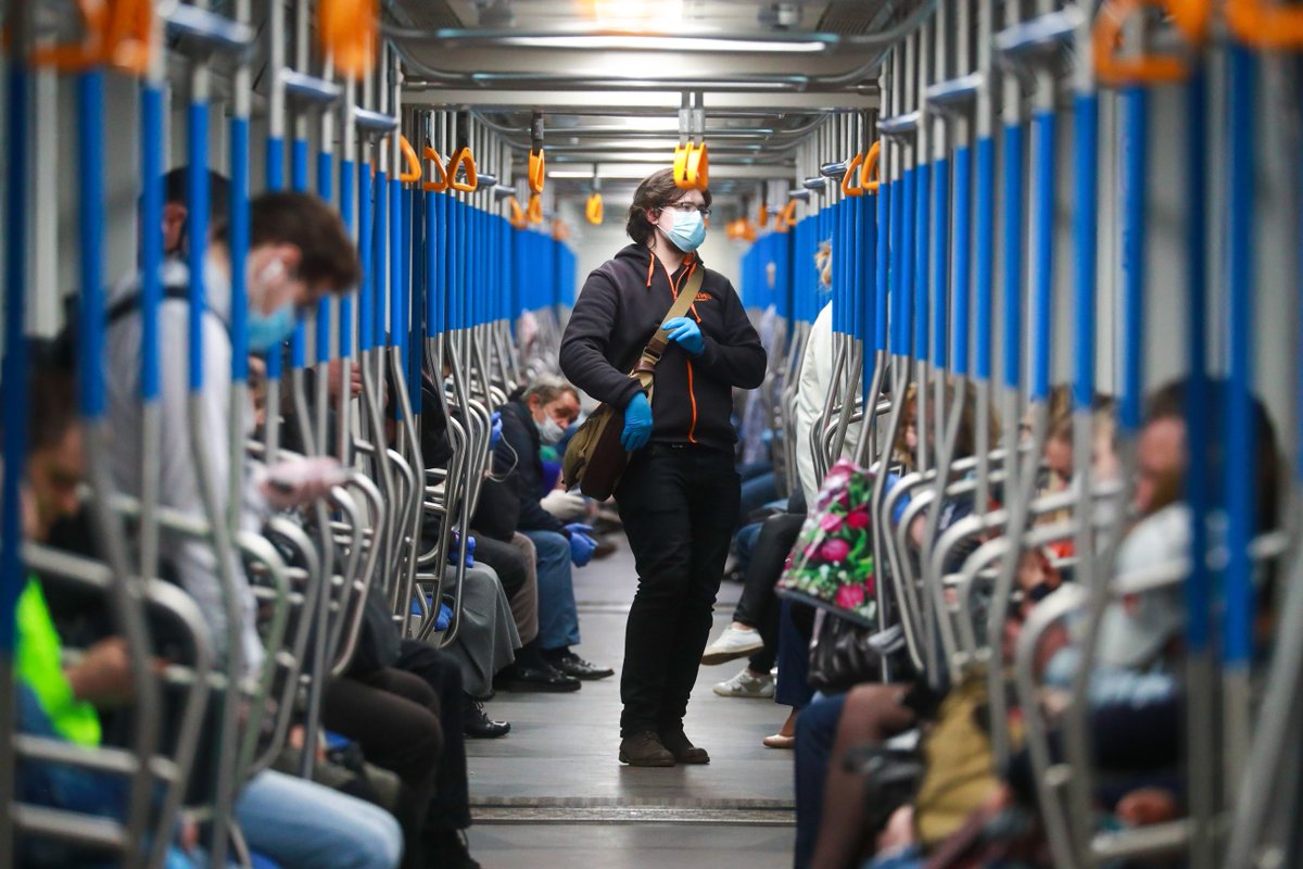 фото в маске в метро