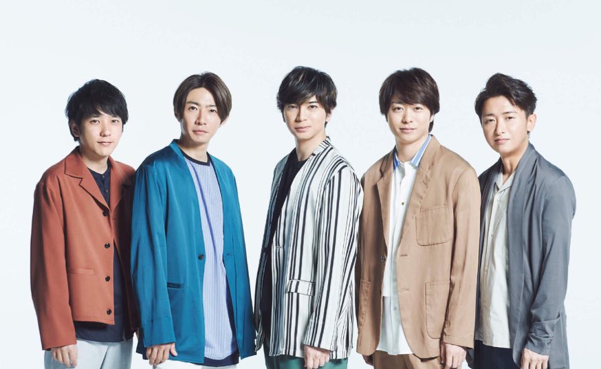really digging the teacher vibes of this photo so here’s a thread on arashi members as high school teachers: