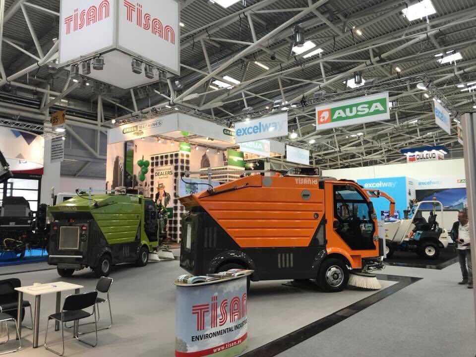 UlviTakn's tweet photo. Bir işi tutkuyla yapmak mı, yoksa sadece “yapmak” mı?
 #tisansweeper #roadsweeper #streetsweeper #belediye #belediyebaşkanı https://t.co/jQdNlizzDc