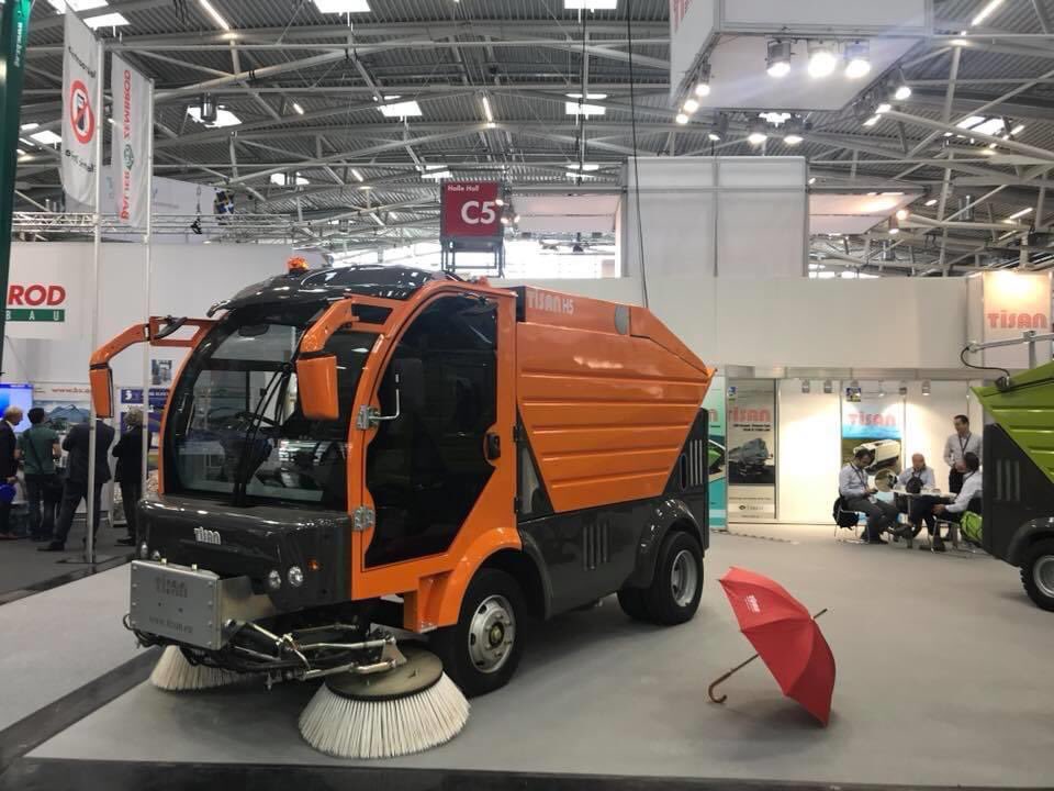 UlviTakn's tweet photo. Bir işi tutkuyla yapmak mı, yoksa sadece “yapmak” mı?
 #tisansweeper #roadsweeper #streetsweeper #belediye #belediyebaşkanı https://t.co/jQdNlizzDc