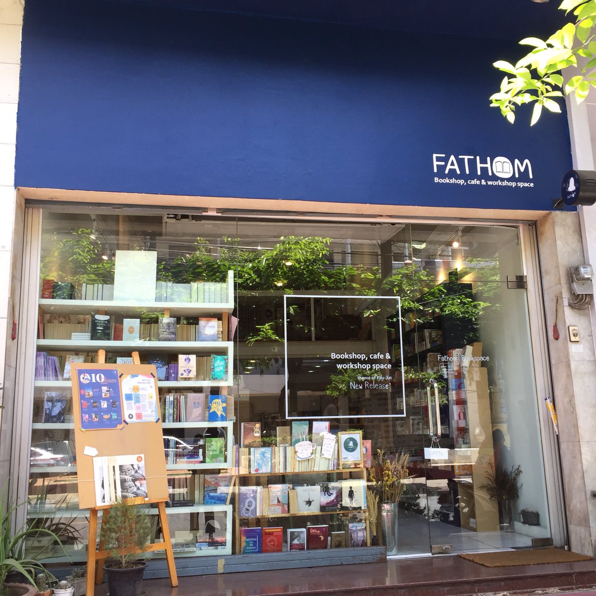 TheAnness's tweet photo. นอกจากหอศิลป์ นี่ก็คิดถึงบรรยากาศร้านหนังสือด้วย ปีนี้แทบไม่ได้ไปเยือนร้านหนังสือใหม่ๆ เลย https://t.co/c9NE3fPD7z