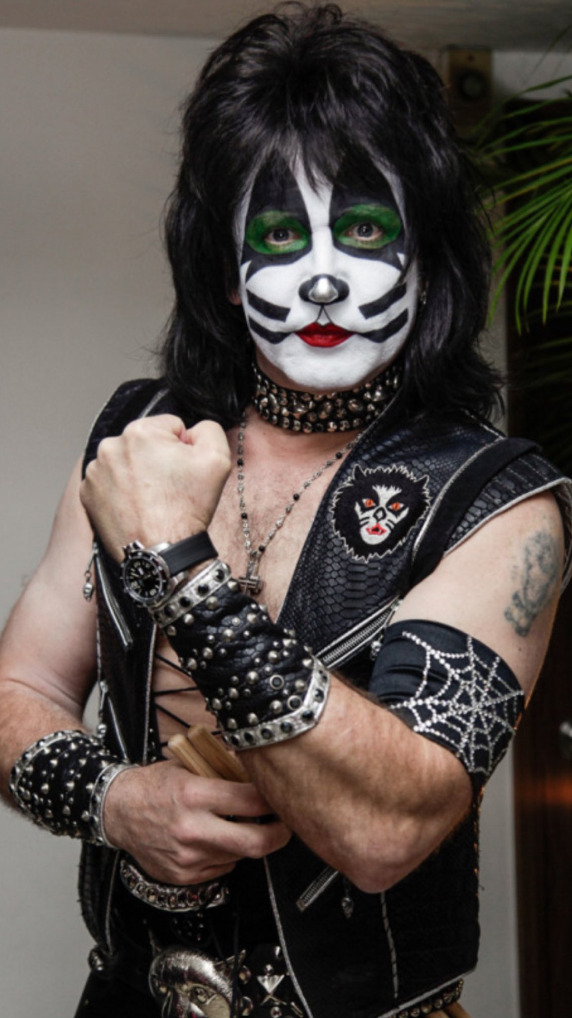 I WASNT ON message TWO DAYS AGO BUT HAPPY BIRTHDAY TO ERIC SINGER OF KISS THE BAND 