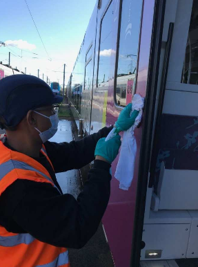 TERPays2LaLoire's tweet photo. [#EnTrainTousResponsables] Nos équipes @TERPays2LaLoire sont à l’œuvre. Elles #nettoient les rames avec des produits virucides. Elles disposent les autocollants pour vous aider à maintenir vos #distances physiques avec les autres. Elles vous #protègent en portant des #masques. https://t.co/rH1S8V4hSk