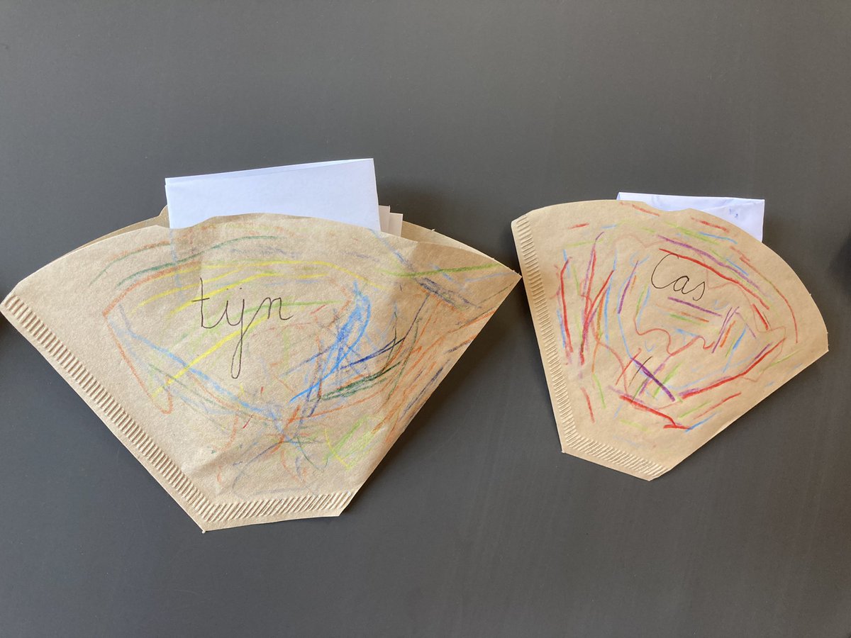 Postvakken in groep 3 met aardige briefjes voor je klasgenootjes van de volgende dag. ‘s Morgens een run op hun eigen postvak. 😄