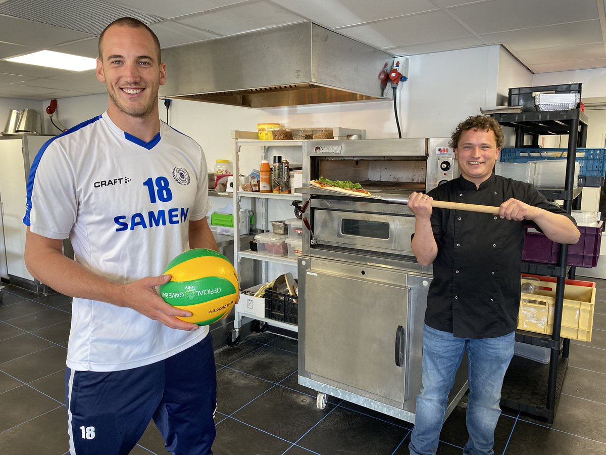 🏐💪🏻Vanavond bezorgt de #bluearmy💙 de maaltijden <a href="/HotelAduard/">Best Western Plus Hotel Restaurant Aduard</a> bij jou thuis. Bestel je eten online via versuithetnoorden.nl of bel (buiten postcodegebied) en je krijgt misschien wel <a href="/DennisBorst/">Dennis Borst</a> <a href="/Samooos/">Sam Gortzak</a> <a href="/Hossein13h/">Hossein Ghanbari</a> of @ArjanTaaij aan de deur. Bestellen dus! #SAMEN. #Nedmag