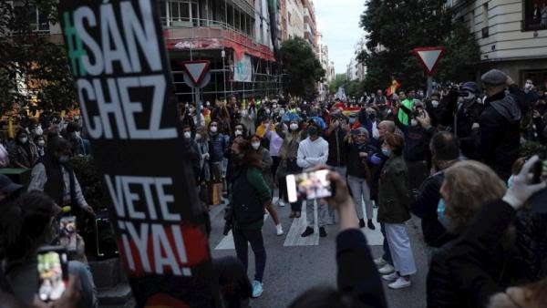 #cayetanos
Por mi como si se dan con la cacerola en la cabeza.
Pero están prohibidas las reuniones de más de 10 personas hasta incluso la fase1 , aunque solo para la plebe y los pringaos como nosotros.
Los borjamaris son intocables. Ni multas ni nada.
Clasistas de mierda.