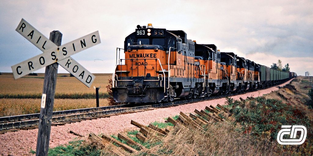 ceskedrahy_'s tweet photo. Vlaky dlouhé i 2 km.🛤6 dieselelektrických lokomotiv táhnoucí 130 vagónů. 🚞 V Americe celkem běžný pohled. Osobní železniční doprava tu tvoří proti nákladní jen malé %. V čem se liší práce strojvedoucího u nás a za oceánem? Dozvíte se v on-line vydání magazínu #CDprovas.📲 https://t.co/b35RydzM0i