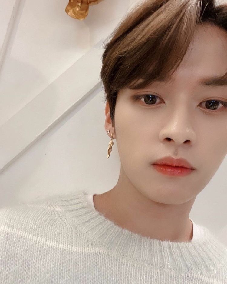 Im dropping my favorite minho selca cuz i miss him :(