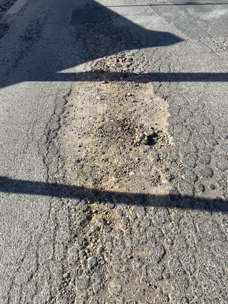 حفر قد تكون ناتجة عن هبوط أرضي مفاجئ، أو ظهرت بسبب تهالك طبقة الإسفلت، بدأت تسبب عرقلة للسيارات؛ نتيجة الانزلاق المفاجئ وقد تزيد الهوة لتشكل خطر على الأطفال فيما بعد.
نأمل أن تجدوا لنا حل لهذه المشكلة مشكورين.
الموقع: بوشر إفلج.. <a href="/MctMunicipality/">مركز الاتصالات</a>