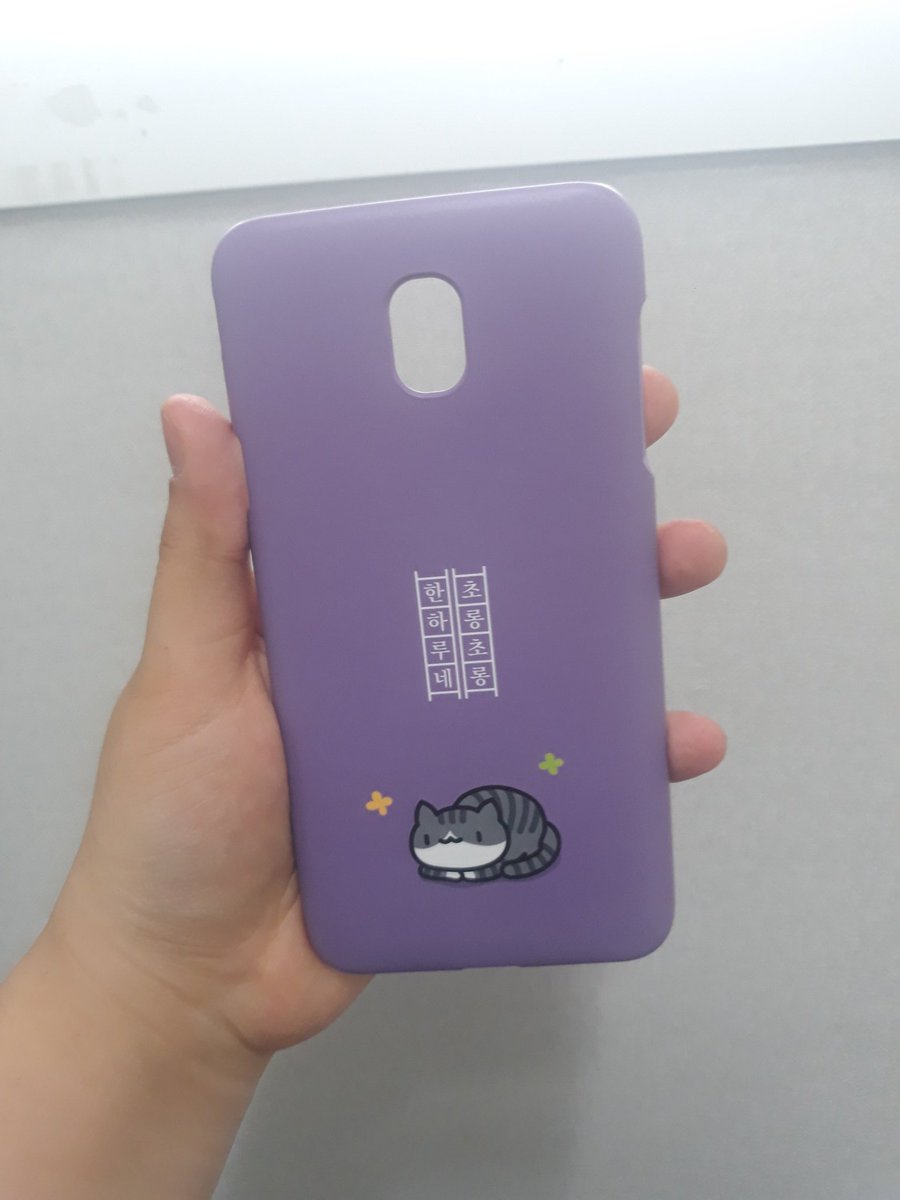 제가 시킨 폰케이스가 드디어 왔어요 색깔이 보면 완전 이쁜데 사진에서는 안 이쁘게 나왔네요....초롱이 생각하면서 초롱초롱한 하루네 라고 적었고 고양이도 초롱이랑 비슷한 아이로 골랐어요!!