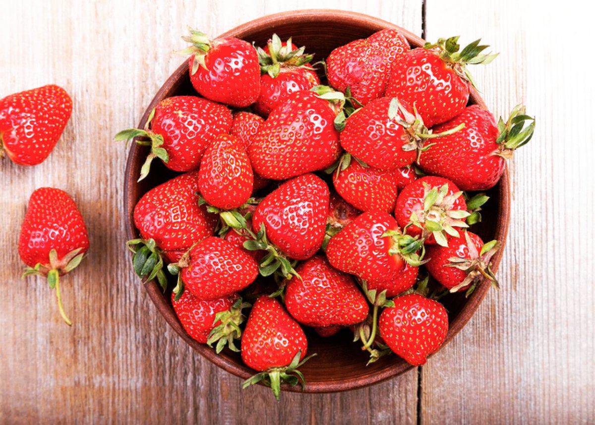 Health is Wealth
STRAWBERRIES are packed with vitamin C, folic acid, #fibre and antioxidants.
They help lower high blood pressure and cholesterol.
#Strawberries also keep your BONES STRONG.
.
.
#vitamin #shatras #agri #covid19 #herbsherbs #medicine #vegetables #fruit #healthcare