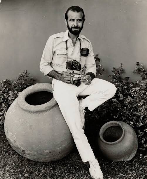 Meet Alberto Korda. Born in 1928, Korda was a Cuban photographer and a master of black/white photography. He was initially interested in fashion, however, he was captivated by Castro and the Cuban revolution and started taking pictures of that instead.