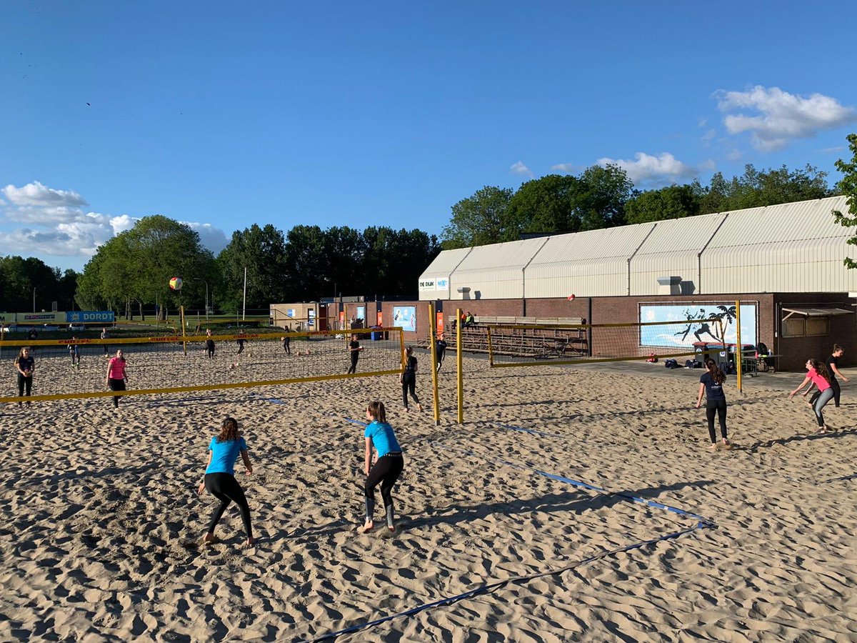 MichielseM's tweet photo. Ook in Dordrecht zijn we deze week begonnen. @DordtBeach @nextvolleyddt @GemDordrecht @DordtSport @volleybalnl @nlbeachvolley https://t.co/Yv4YSdPU6J