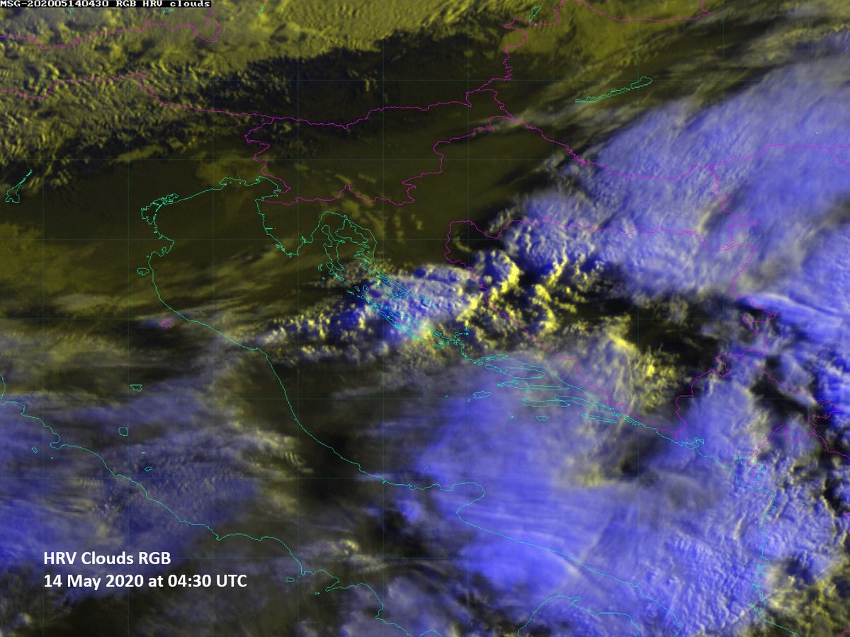 EUMeTrain's tweet photo. High concentrations of #dust at higher levels over north #Balkans. The concentrations at the ground level normal, but as you can see from the image, the #sky is very hazy and the Sun appears huge.
In the 2 #RGB images one can see how the dust advances from the SW.
#training https://t.co/Y9FP045ZzY