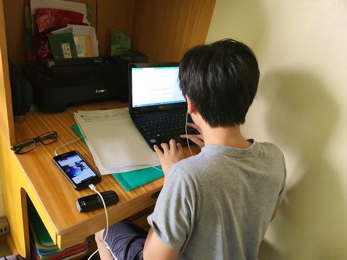 SmartNewsroom's tweet photo. Davao Christian High School students Yoshua, Yesha, and Yalena easily connect to their lessons online with the help of PLDT Home Fibr and Sun mobile data, while most of their teachers use PLDT Home Prepaid Wi-Fi units. #StaySafe #StaySmart https://t.co/lv40mMtF0W https://t.co/Wqav2fa4lK