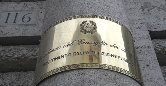 QdSit's tweet photo. Secondo le stime del sindacato Unadis (Unione nazionale dei dirigenti di Stato), in questi giorni la presenza dei lavoratori in ufficio passerà dal 15% del totale della fase uno al 30% - https://t.co/ediEXQVami  #riparticolqds https://t.co/7cS0DEtb03