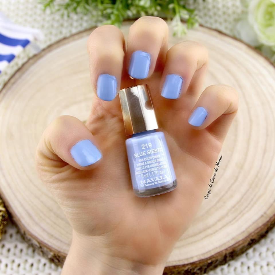 coupscoeurmumu's tweet photo. Coucou ! La nouvelle collection de Vernis à Ongles Chill &amp; Relax @MavalaFrance est superbe et ce Blue Siesta est magnifique ! 😍 J’adore porter cette couleur pour remplacer le beau ciel bleu qui manque en ce moment ! ☀️ Vous aimez cette couleur vous aussi ? ✨ Bonne journée ! 😘 https://t.co/GgaLeVDhnW