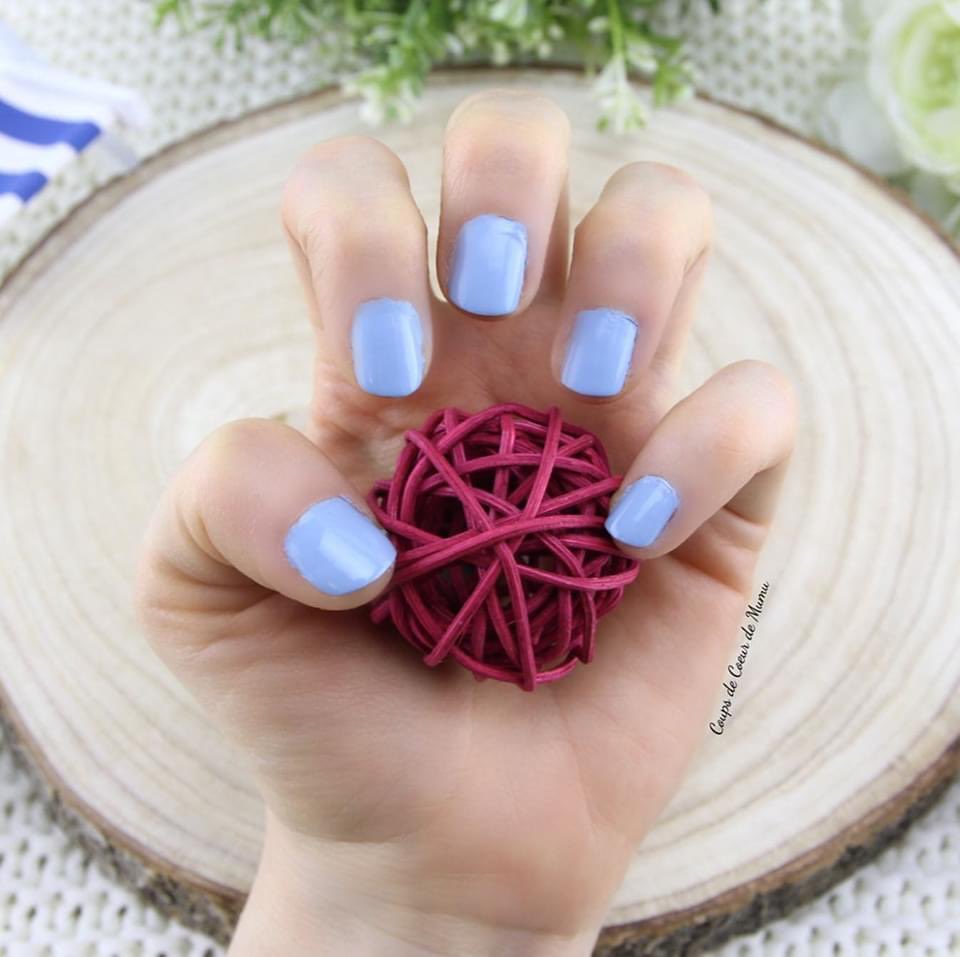 Coucou ! La nouvelle collection de Vernis à Ongles Chill &amp; Relax <a href="/MavalaFrance/">Mavala France</a> est superbe et ce Blue Siesta est magnifique ! 😍 J’adore porter cette couleur pour remplacer le beau ciel bleu qui manque en ce moment ! ☀️ Vous aimez cette couleur vous aussi ? ✨ Bonne journée ! 😘