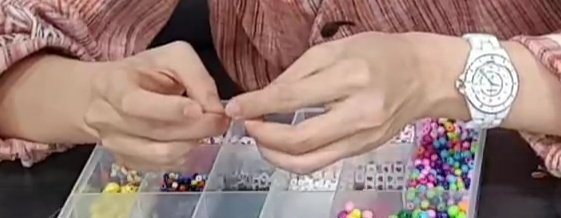 Hobis hands during the live---a needed thread