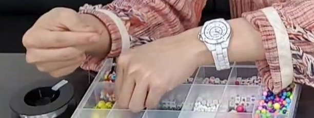 Hobis hands during the live---a needed thread