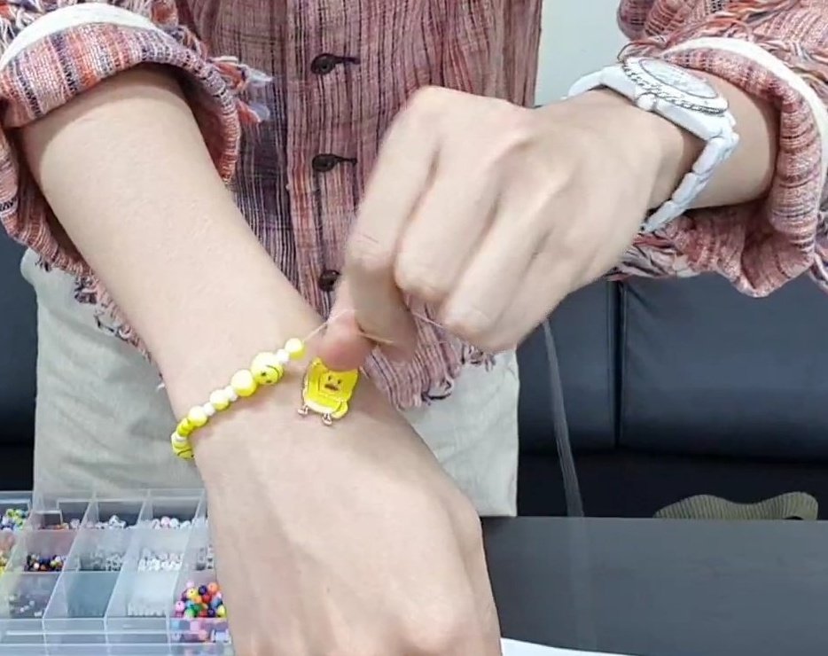 Hobis hands during the live---a needed thread