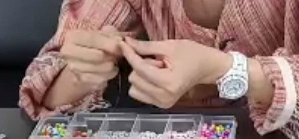Hobis hands during the live---a needed thread