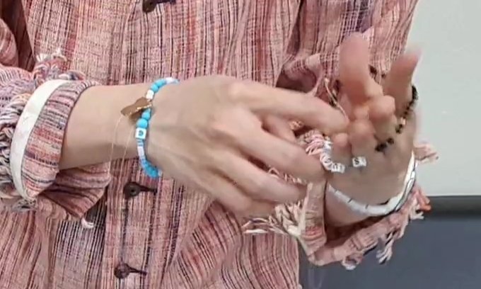 Hobis hands during the live---a needed thread