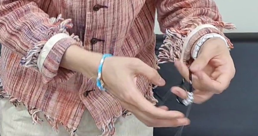 Hobis hands during the live---a needed thread