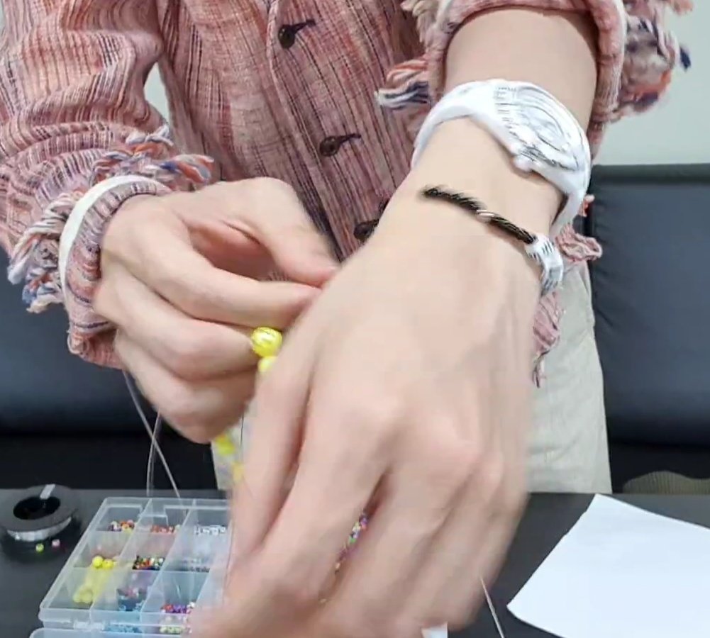 Hobis hands during the live---a needed thread