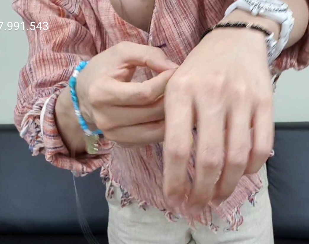 Hobis hands during the live---a needed thread