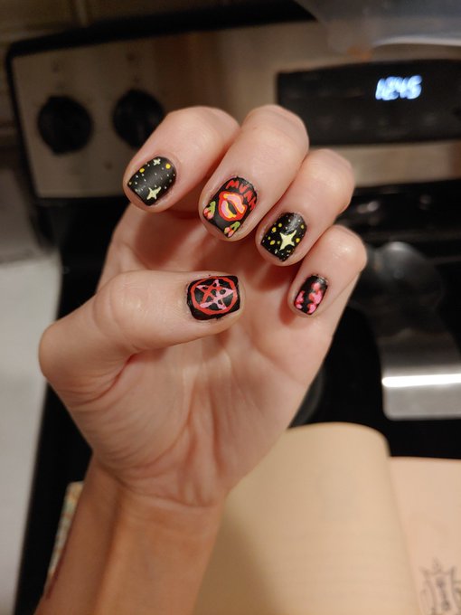 Im in love with these nails i did myself #QuarantineLife #nailsdid https://t.co/fj4cVdV42V<a href="/tag/quarantinelife"class="tags">#QuarantineLife</a><a href="/tag/nailsdid"class="tags"><span>#nailsdid</span></a>