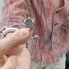 laughkpop's tweet photo. The bracelets hobi made for jimin, yoongi and namjoon

jimin: yellow with a duck 💛🐣

yoongi : black, suga, and kitty 🖤🐱

Namjoon: blue, heart RM and koala 💙🐨💙 https://t.co/Ki5k4pqP1O