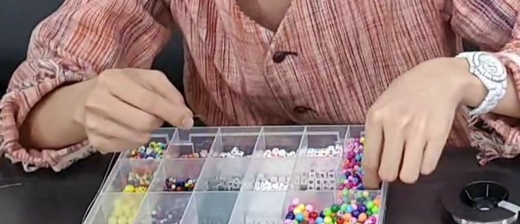 Hobis hands during the live---a needed thread