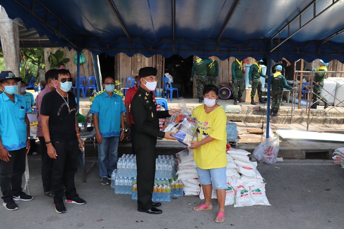 ascom_1's tweet photo. เมื่อวันที่ 14 พ.ค.63 พล.ต.ชาติชาย น้าวแสง ผบ.บชร.1 ลงพื้นที่ พร้อมมอบถุงยังชีพ และน้ำดื่ม ให้กับประชาชนที่ได้รับความเดือดร้อนจากเหตุวาตภัยฝนตกหนักและเกิดพายุลมรุนแรง ได้รับความเดือดร้อนจำนวน 21 ครัวเรือน ในพื้นที่ บริเวณตลาดล่าง ต.บ่อทอง อ.บ่องทอง จว.ชลบุรี https://t.co/e4rlgvzCNw