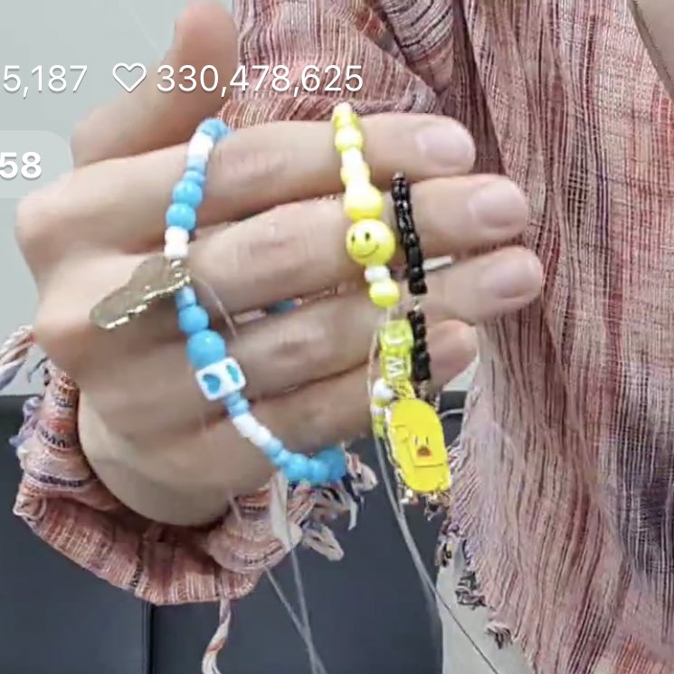 Hobis hands during the live---a needed thread