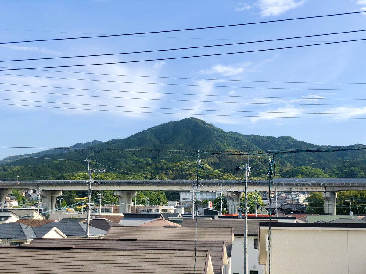 kenkosuzume's tweet photo. 在宅勤務になって１ヶ月。仕事中ふとパソコンから目を外すと、窓にはキラキラと光が差し込み、青い空の下に新緑輝く悠々とした山が目に入ります。コロナがなかったら、この素晴らしい景色にも気づかなかっただろうな〜電線こんな多かったっけ？笑#自粛期間　#STAYHOME https://t.co/aWXASi1JAO