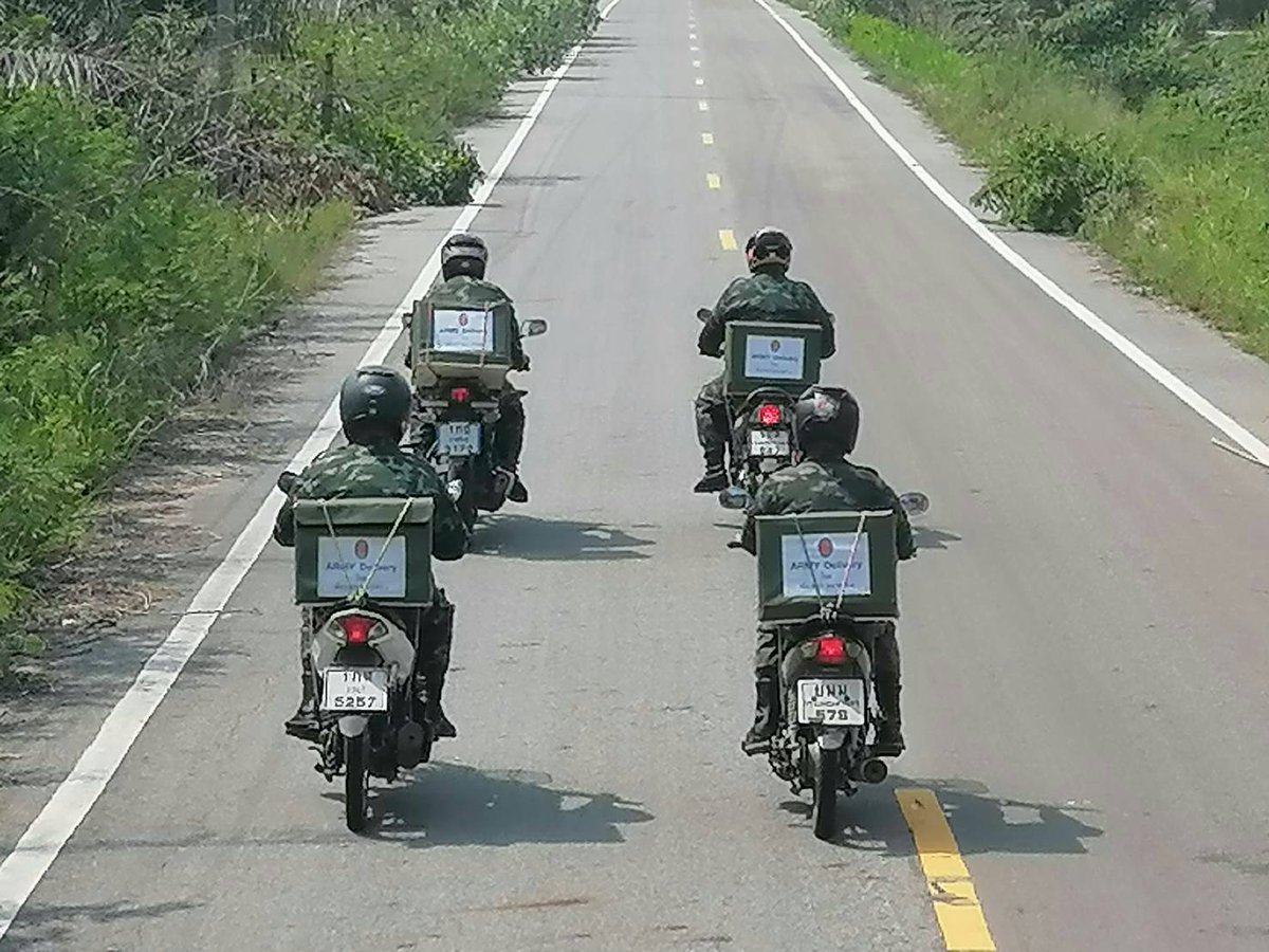 ascom_1's tweet photo. เมื่อ 13 พ.ค.63 บชร.1 จัดกำลังพล “Army Delivery" นำถุงยังชีพ เจลล้างมือ,หน้ากากอนามัย แจกจ่ายให้พี่น้องประชาชนชุมชนรอบค่ายฯที่ได้รับผลกระทบของ COVID-19 และเพื่อช่วยลดภาระค่าใช้จ่ายให้กับประชาชน และผู้ป่วยติดเตียงช่วยลดความเสี่ยงต่อการติดเชื้อ https://t.co/TYCvNTZWTj