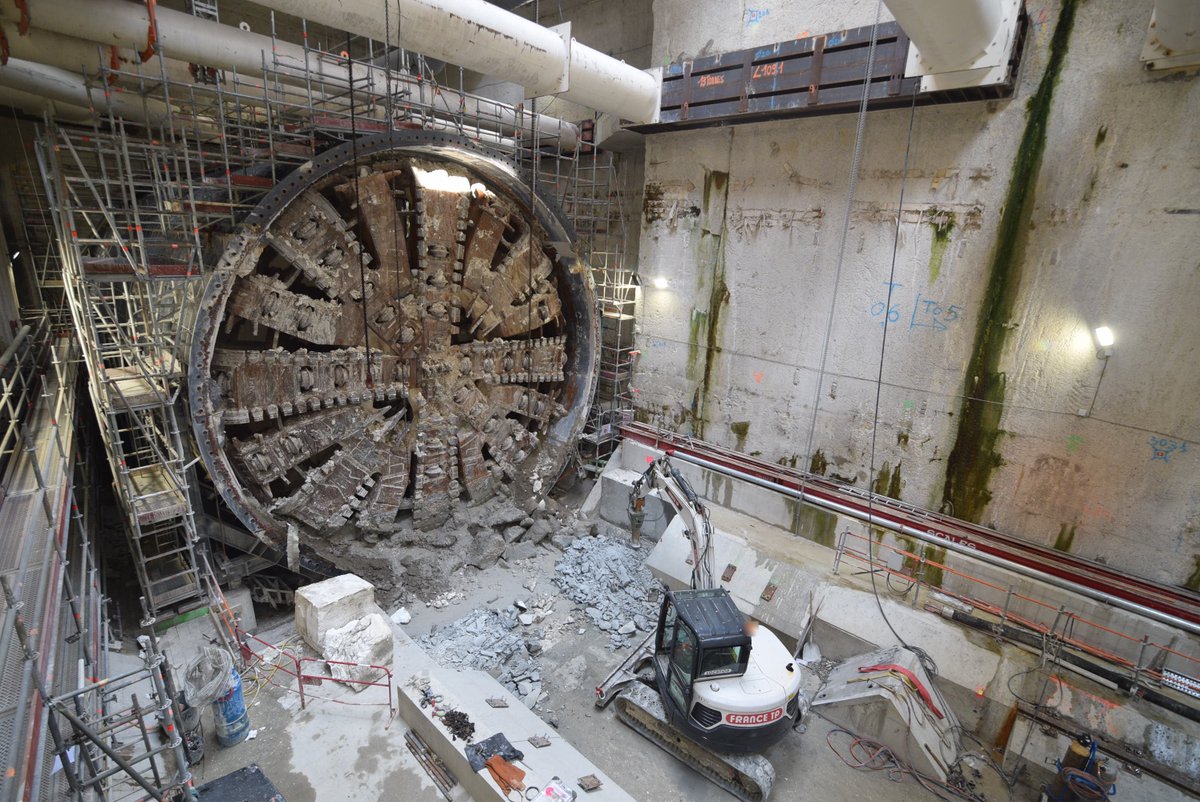 GdParisExpress's tweet photo. | MINUTE TUNNELIER |⚙️

Le #tunnelier Aby, qui creuse en direction de la gare Villejuif-Louis-Aragon du #GrandParisExpress, a percé la boîte de l’ouvrage du Bel-Air hier. Il entame son "ripage" pour reprendre son creusement de l'autre côté de l'ouvrage. Bravo aux équipes ! https://t.co/xodL8ArM98