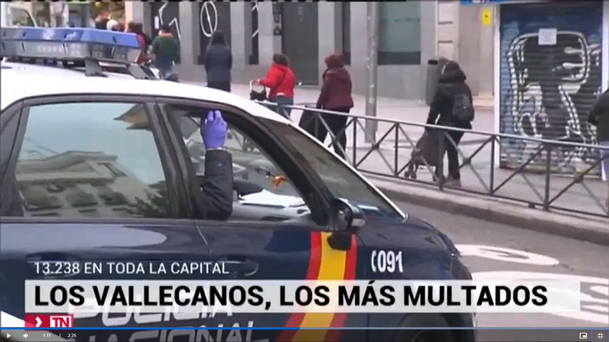 VKseDefiende's tweet photo. Llevamos semanas aguantando artículos contra Vallekas diciendo que más multas, que nos saltamos el confinamiento.

Si llegamos a montar esto aquí en vez de en el Barrio de Salamanca nos muelen a multas y a palos. 

Las normas y juicios no operan igual en unos barrios y en otros. https://t.co/dGLbd7zFAu
