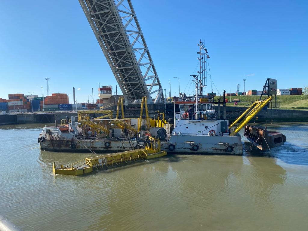 gva's tweet photo. Twee grote sluizen in Antwerpse haven afgesloten door olielek https://t.co/lPdx21Jf1V https://t.co/5VRofEjZmy