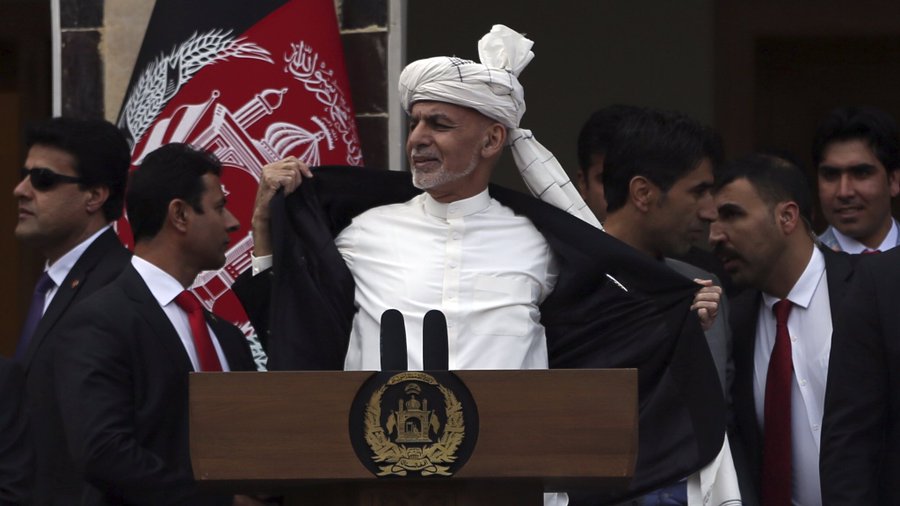 آخرین اظهارات آقای غنی که گفت مه امروز شیعه هستم هزاره هستم وغیره؟ 
#نکته! تو طالب هستی، داعش هستی، تروریست هستی، فاشیست هستی، مزدور هستی، و غیره؟ عامل این همه جنایت ها شخص خودت هستی، و حالا میگوی که به نیروهای امنیتی دستور دادیم تا در حالت تعرض باشند؟
فاشیست ترین زمامدار تاریخ